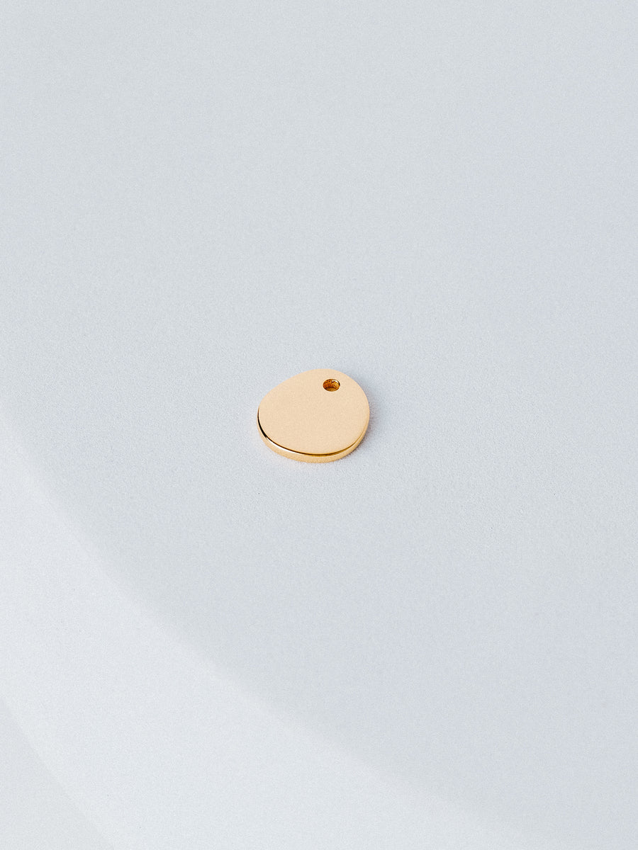 Oval shaped charm in 14K gold