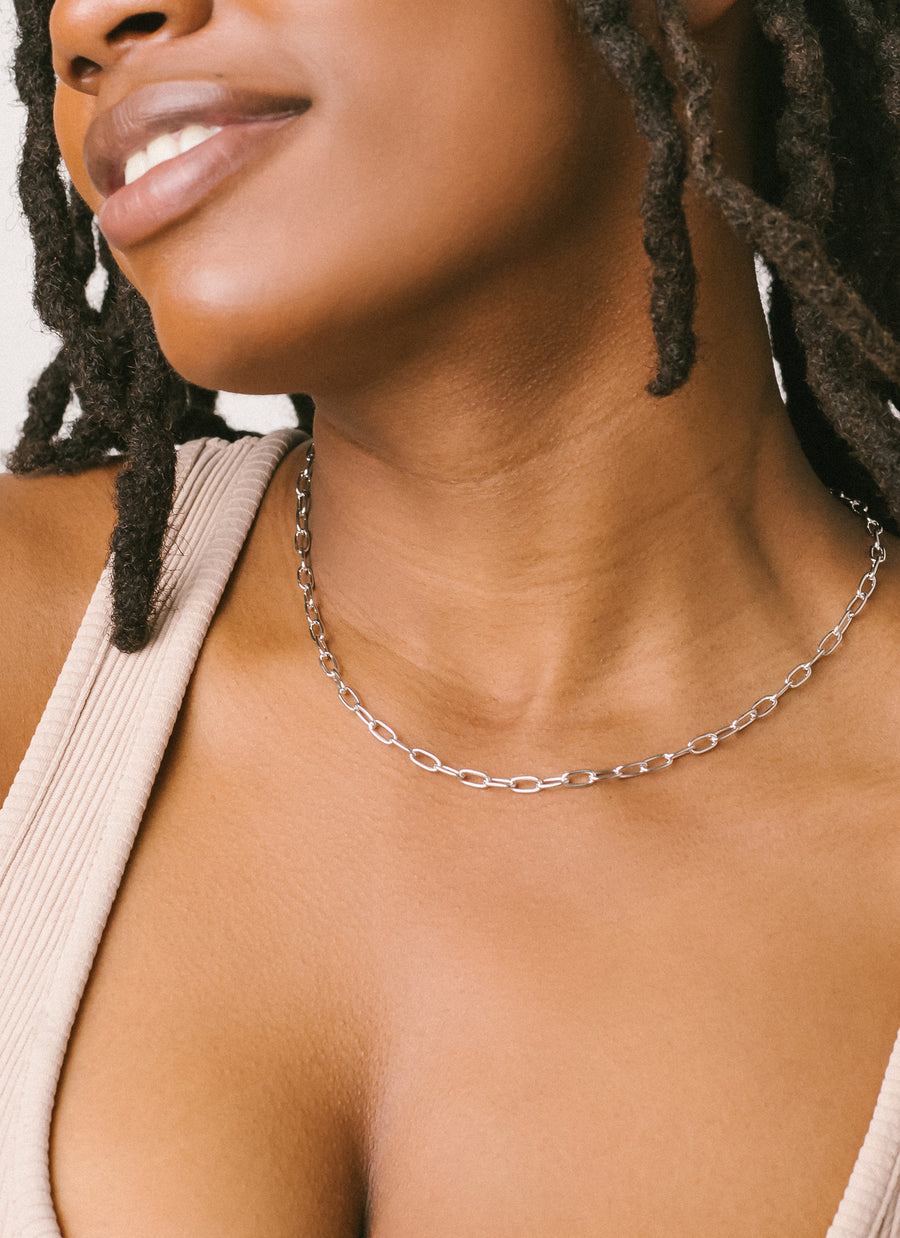 Model Ennica wearing RIVA New York's silver Madison paper clip chain necklace