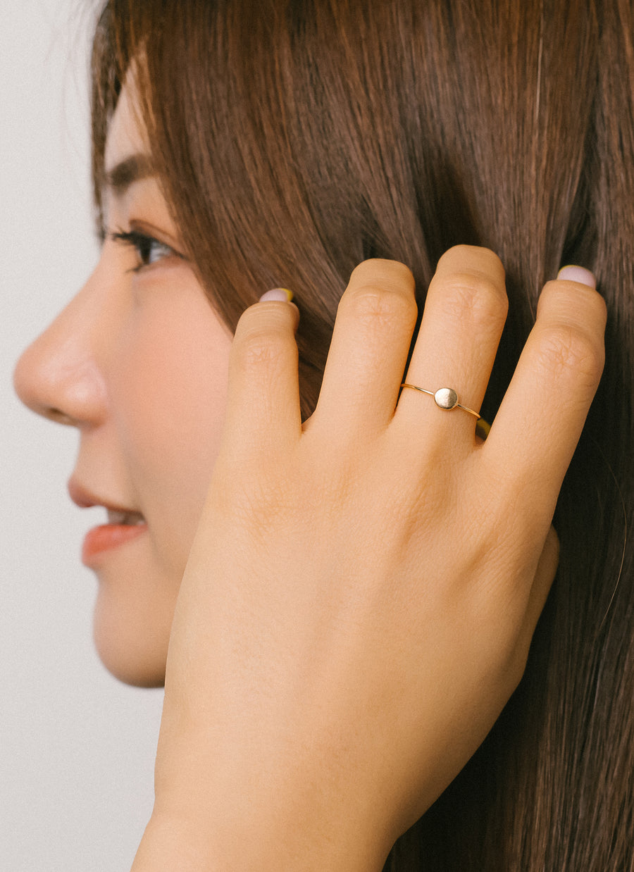 Female jewelry model wearing RIVA New York's Fairmined Ecological Gold Grain ring