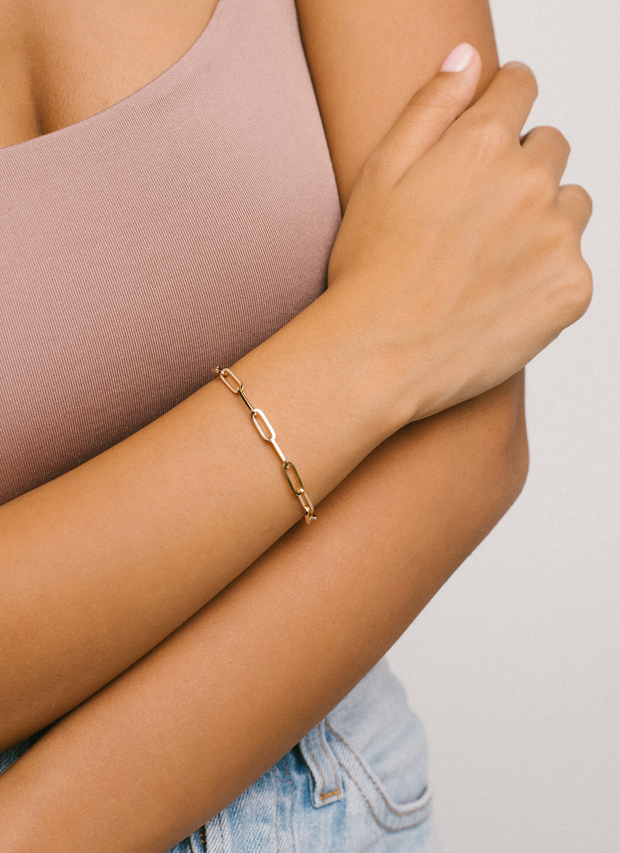Sarah Lynne wearing the Tribeca paper clip chain bracelet in 14K recycled gold from RIVA New York
